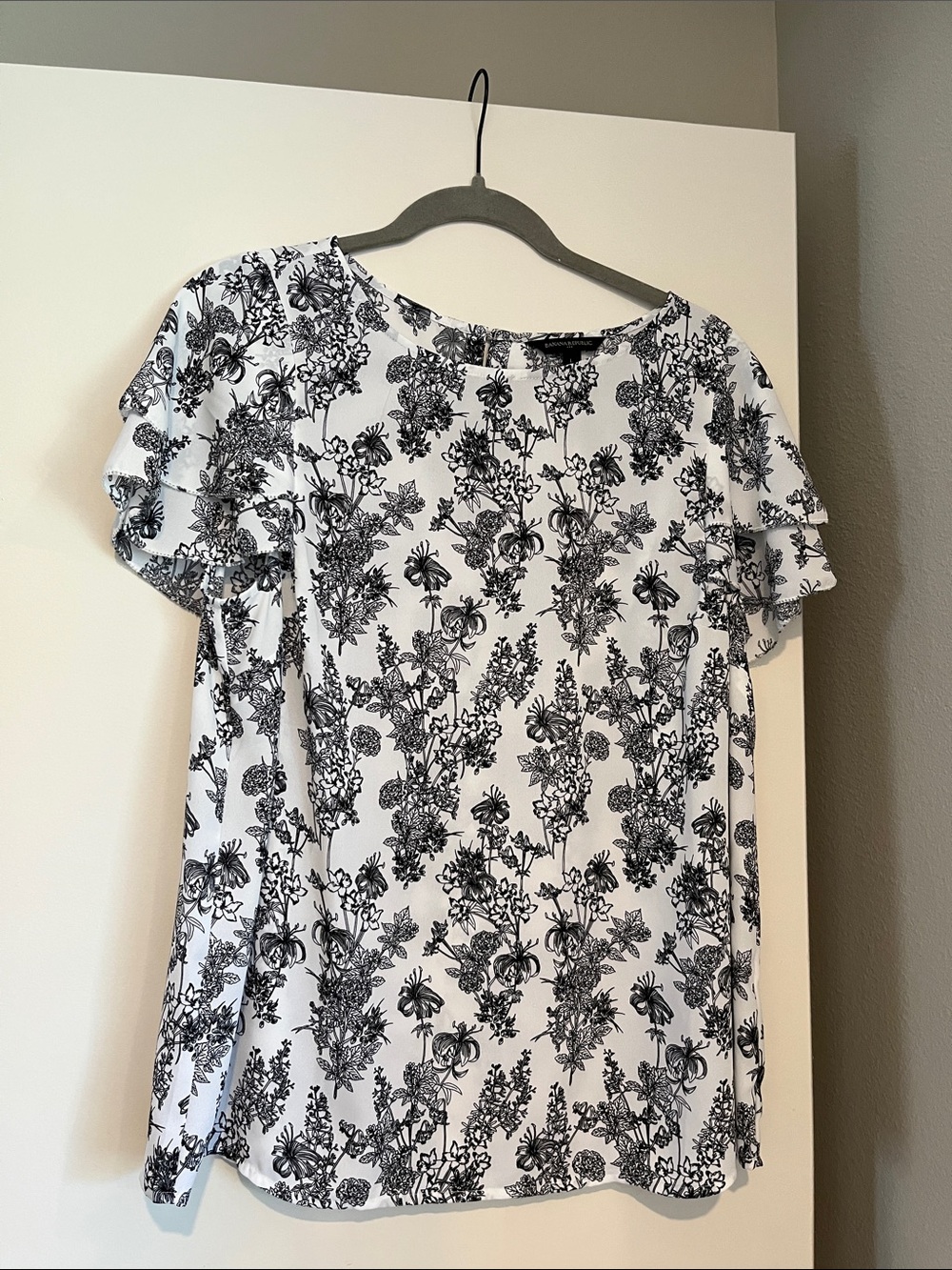 Banana Republic Black & White Floral Flutter Sleeve Top